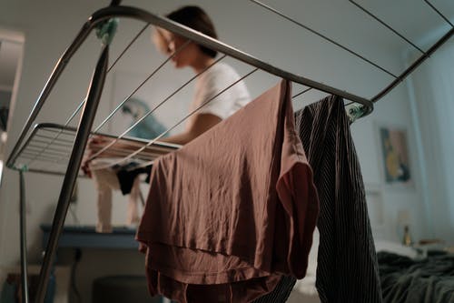 Ada beberapa tips yang dapat dilakukan untuk menjemur pakaian dalam ruangan agar kesegaran tetap terjaga dan pakaian tetap kering dengan sempurna