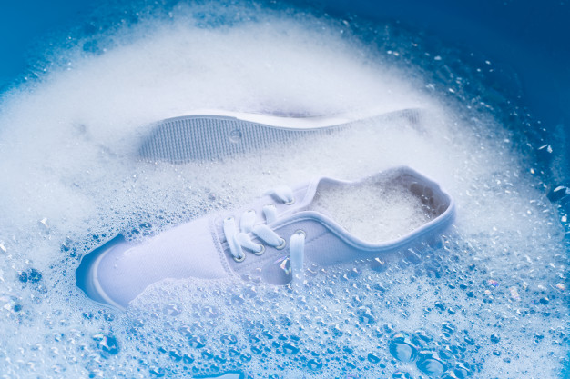 kesalahan mencuci sepatu putih